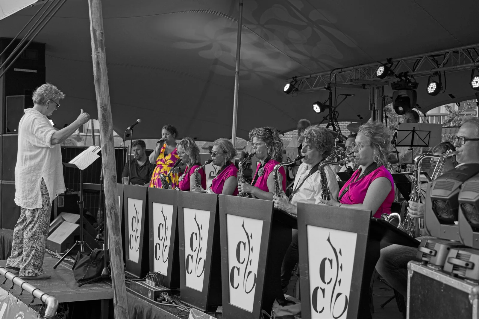 Fotobewerking van een bigband optreden met kleuraccenten in zwart-wit